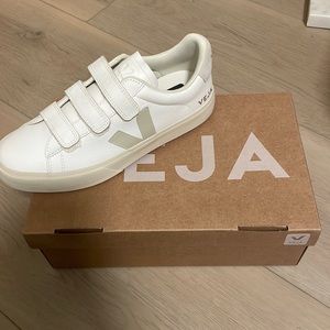 NWT white Velcro Vejas